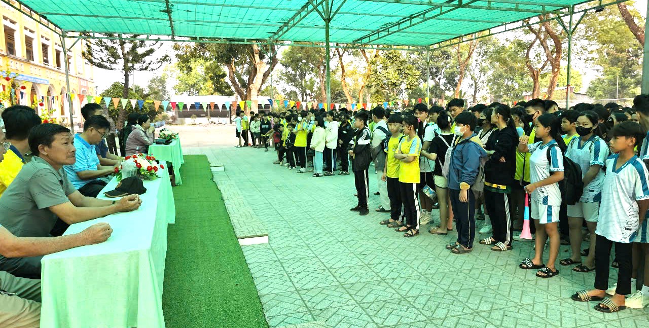 HS dự khai mạc